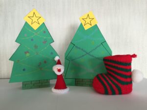 クリスマスツリーの形をしたカードを作りました！